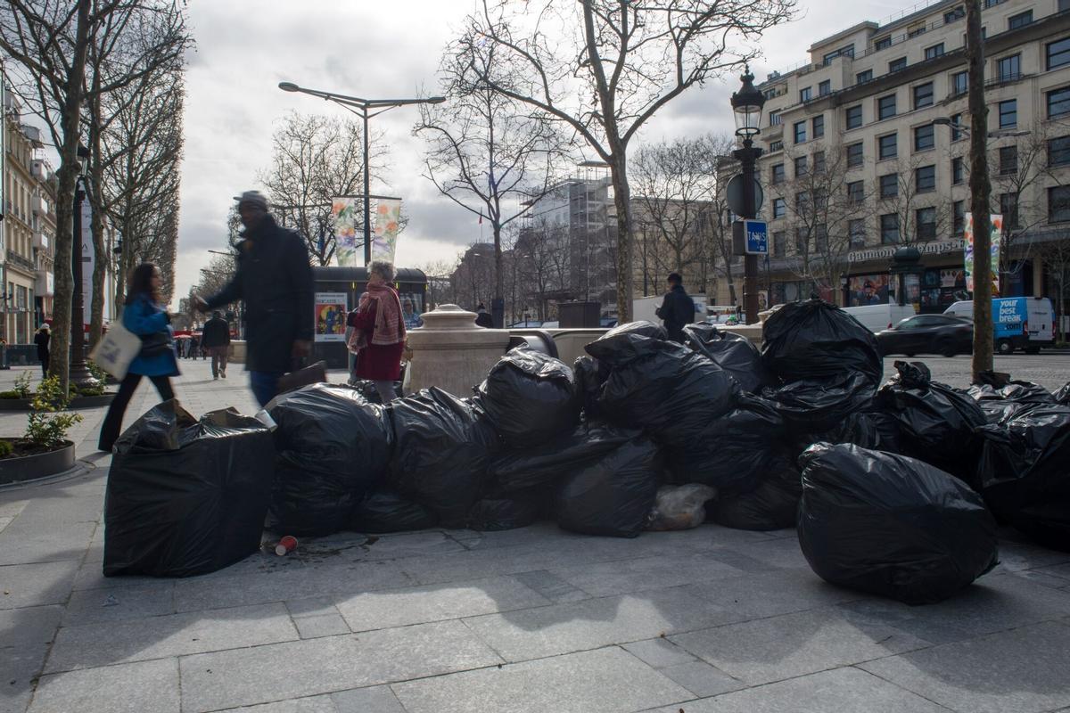 La basura se acumula en las calles de París mientras continúan las huelgas por las pensiones