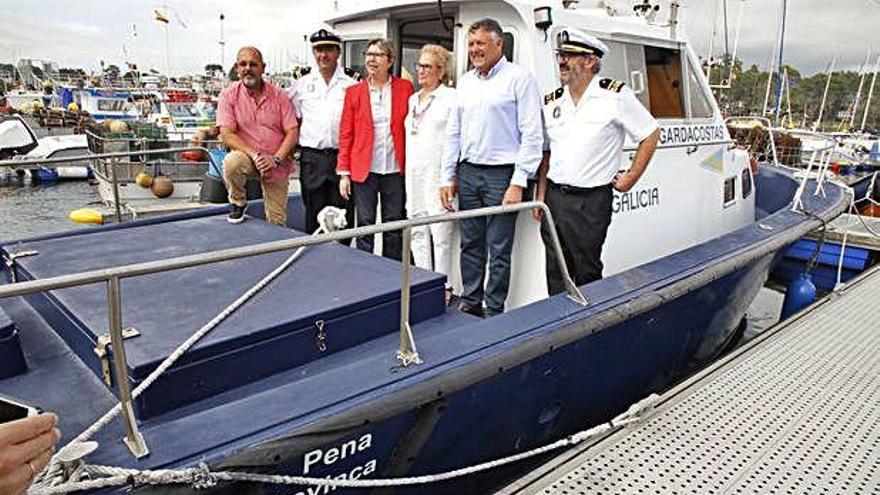 Entrega de la patrullera, ayer en Portonovo.