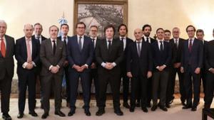 Javier Milei, al centre, amb els empresaris espanyols en l’ambaixada de l’Argentina, a Madrid. | EFE