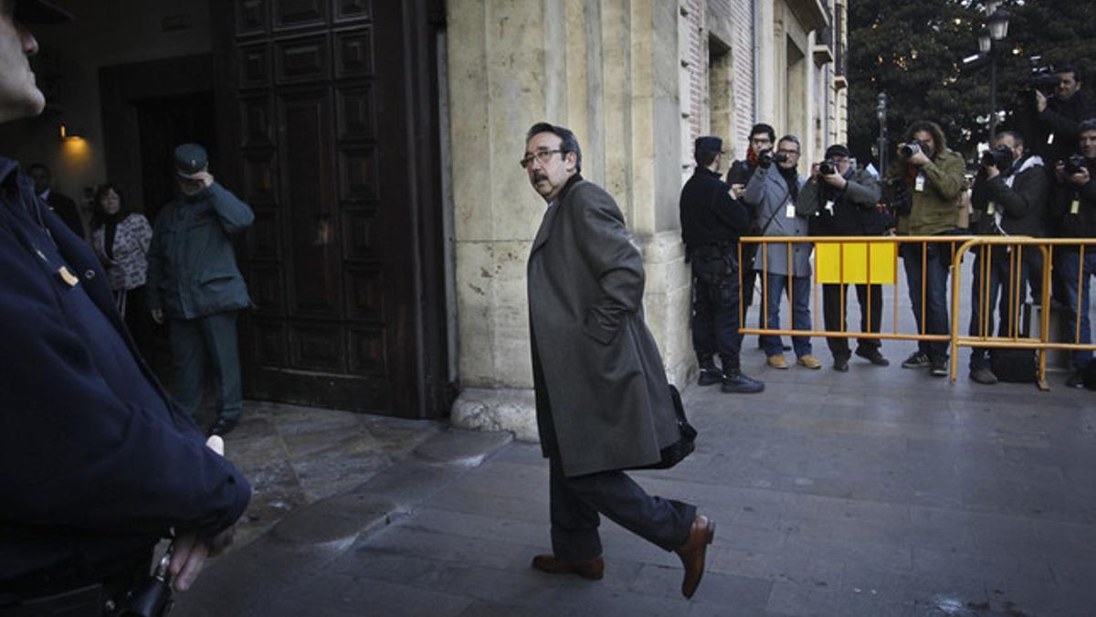 El sastre José Tomás entra en la sede del TSJCV, este lunes, en Valencia.