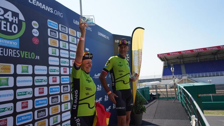 María José Silvestre celebra el triunfo en el podio de Le Mans, el domingo pasado.