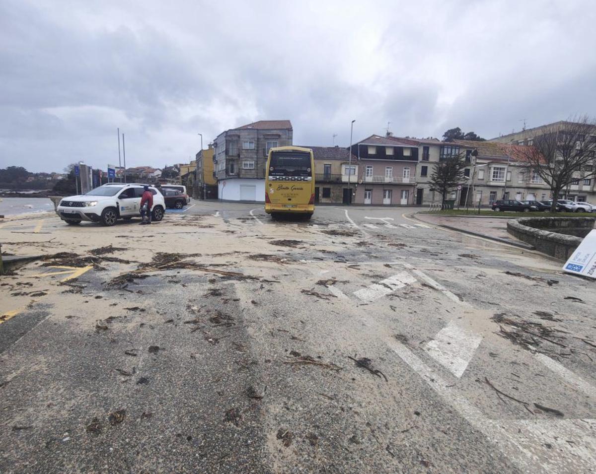 El viento arrastró la arena hasta cubrir la calzada. |  S.A.