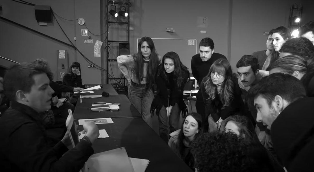 Algunos de los jóvenes actores-cantantes durante el ensayo.