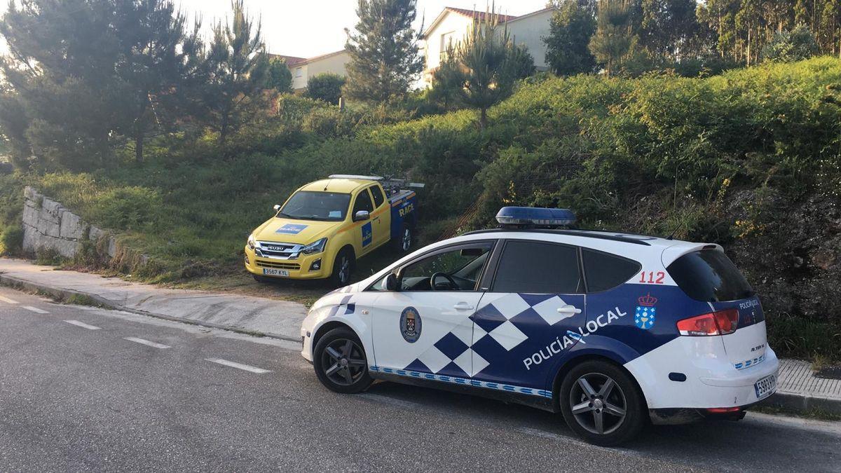 La Policía Local y la grúa interceptada ayer en Vigo.