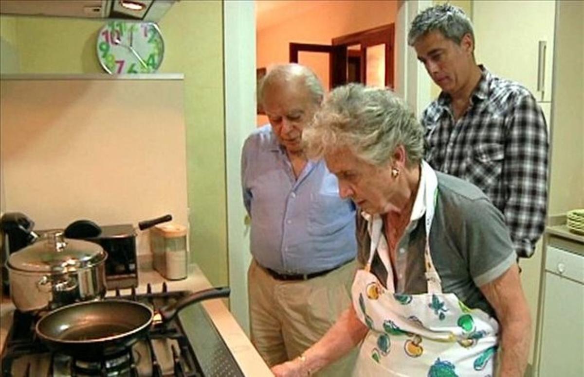 Marta Ferrusola cuina a casa seva davant la mirada atenta de Jordi Pujol i Albert Om. Marta Ferrusola cuina a casa seva davant la mirada atenta de Jordi Pujol i Albert Om.