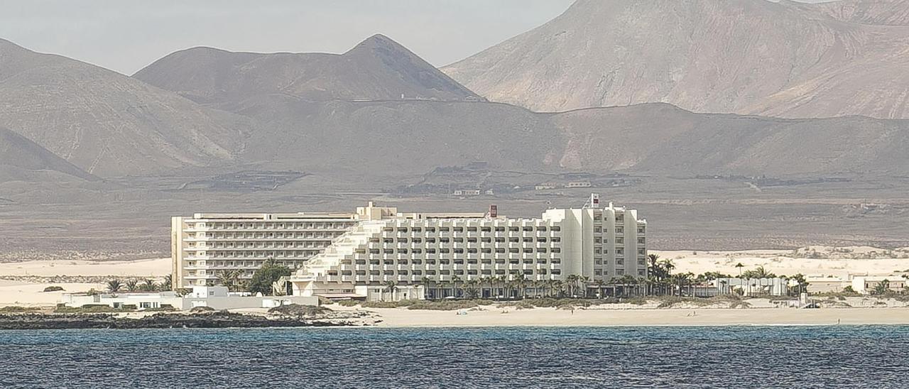 Hotel Tres Islas, en la playa de Corralejo, en Fuerteventura.