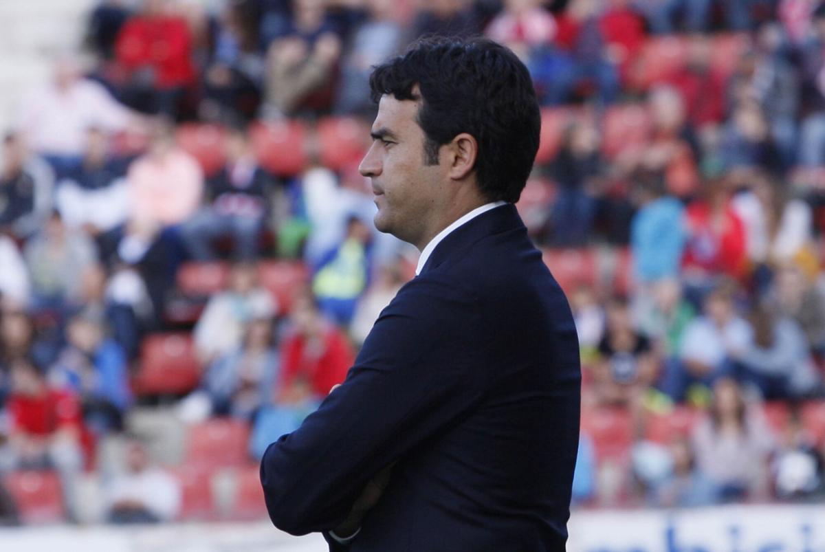 Alberto Toril dirigiendo un partido