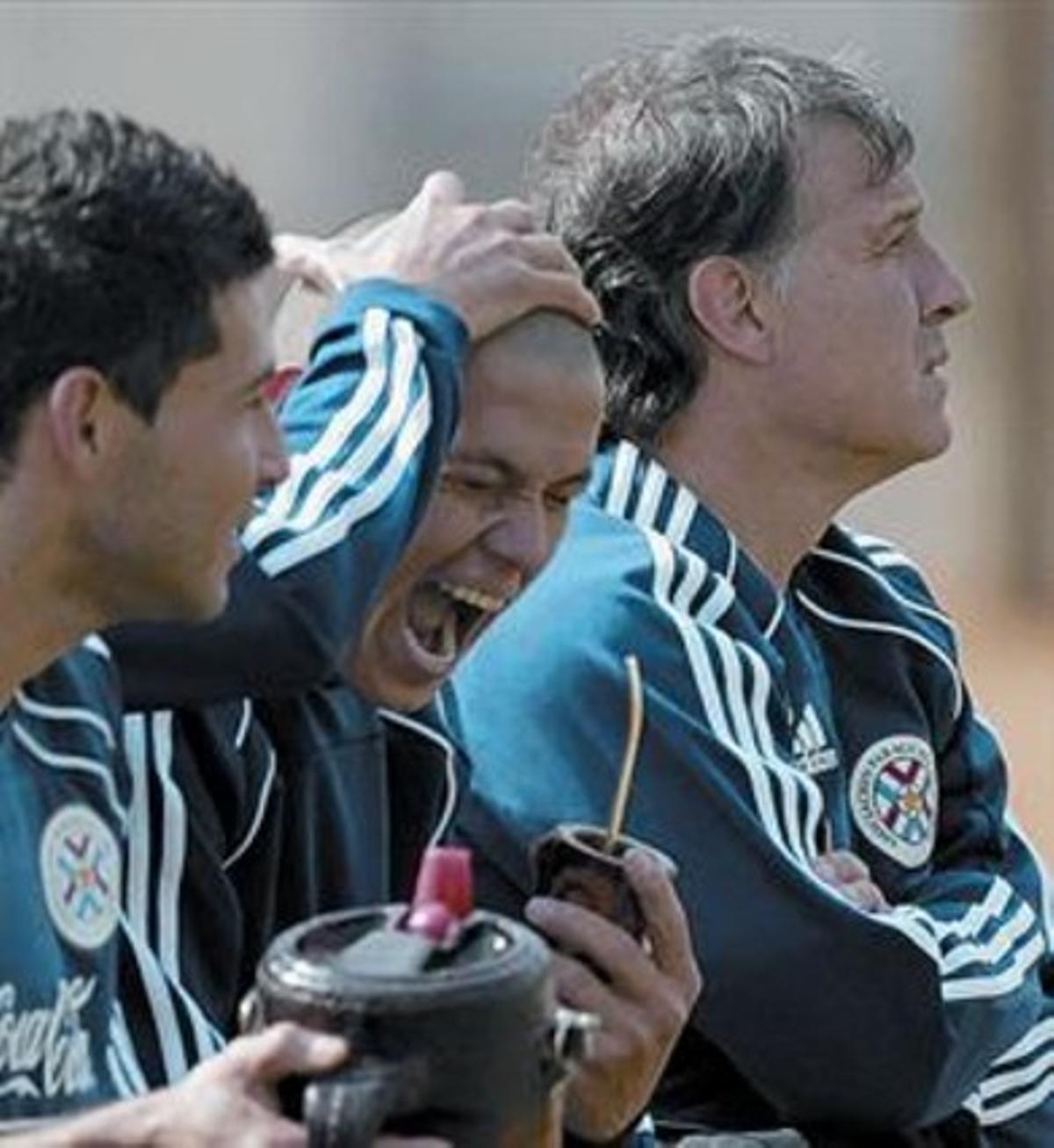Alegría 8 Verón (centre) fa broma al costat del tècnic Gerardo Martino. Alegría 8 Verón (centre) fa broma al costat del tècnic Gerardo Martino.