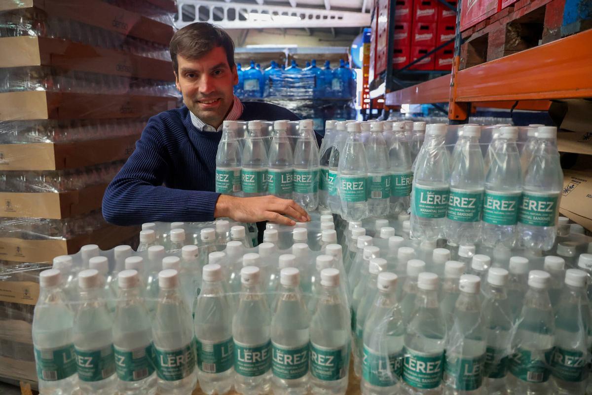 Fontán junto con varios palés de su «Agua de Lérez».