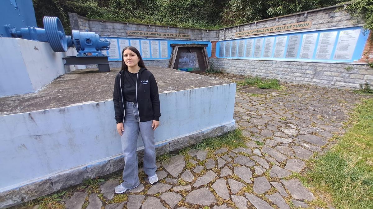 Violeta Peláez, en el Monumento al Minero de Turón.