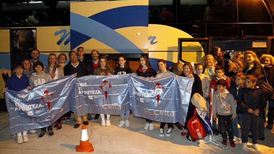 Cuatro autobuses con jóvenes partieron anoche de la parroquia de Fátima de Vigo. //J. Lores