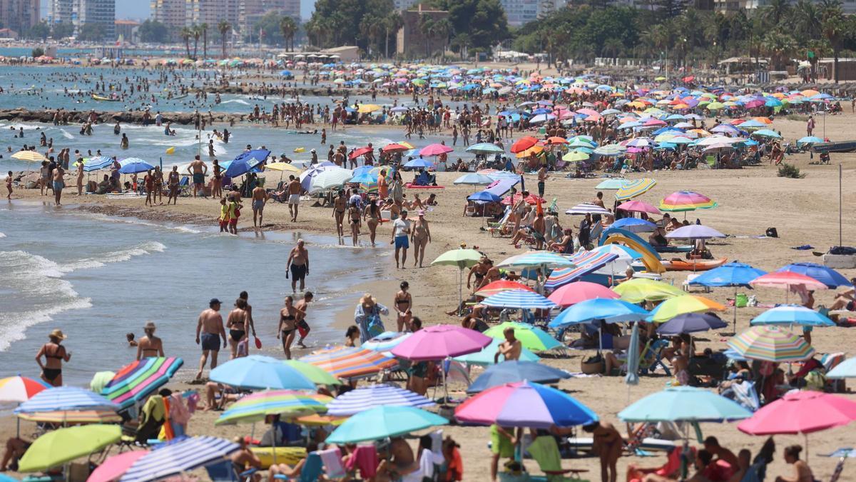 El calor registrado llenó multitud de playas del litoral de Castellón en busca de alivio, como pasó en la Torre Sant Vicent de Benicàssim.