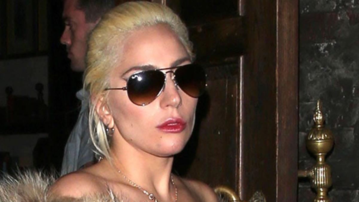 Lady Gaga con el bisonte a cuestas