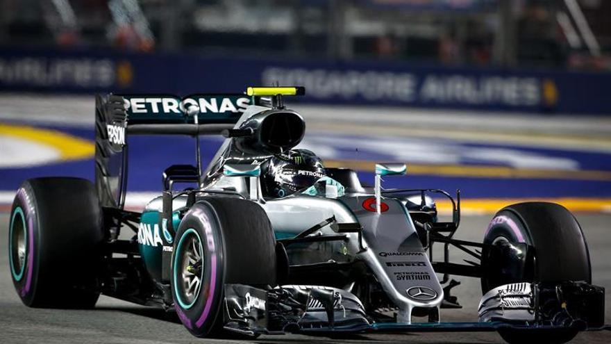 Rosberg toma el liderato del Mundial al ganar en Singapur