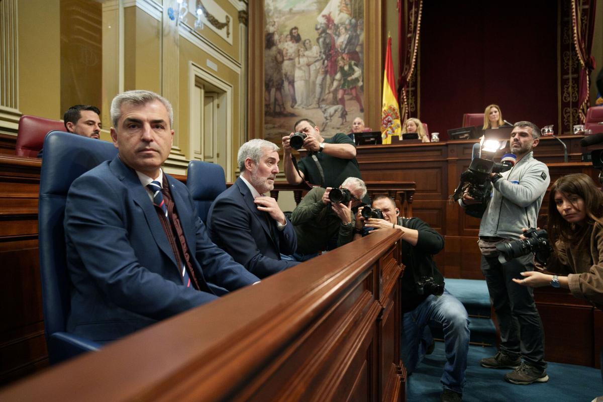 El presidente de Canarias, Fernando Clavijo, (d) y el vicepresidente, Manuel Domínguez, (i) momentos antes del inicio del debate sobre el estado de la nacionalidad canaria.