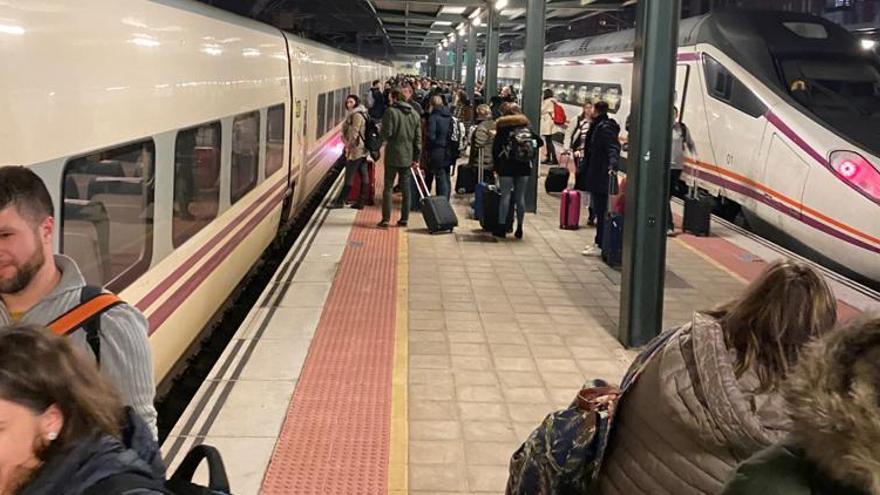 Transbordo de los pasajeros afectados en la estación de León