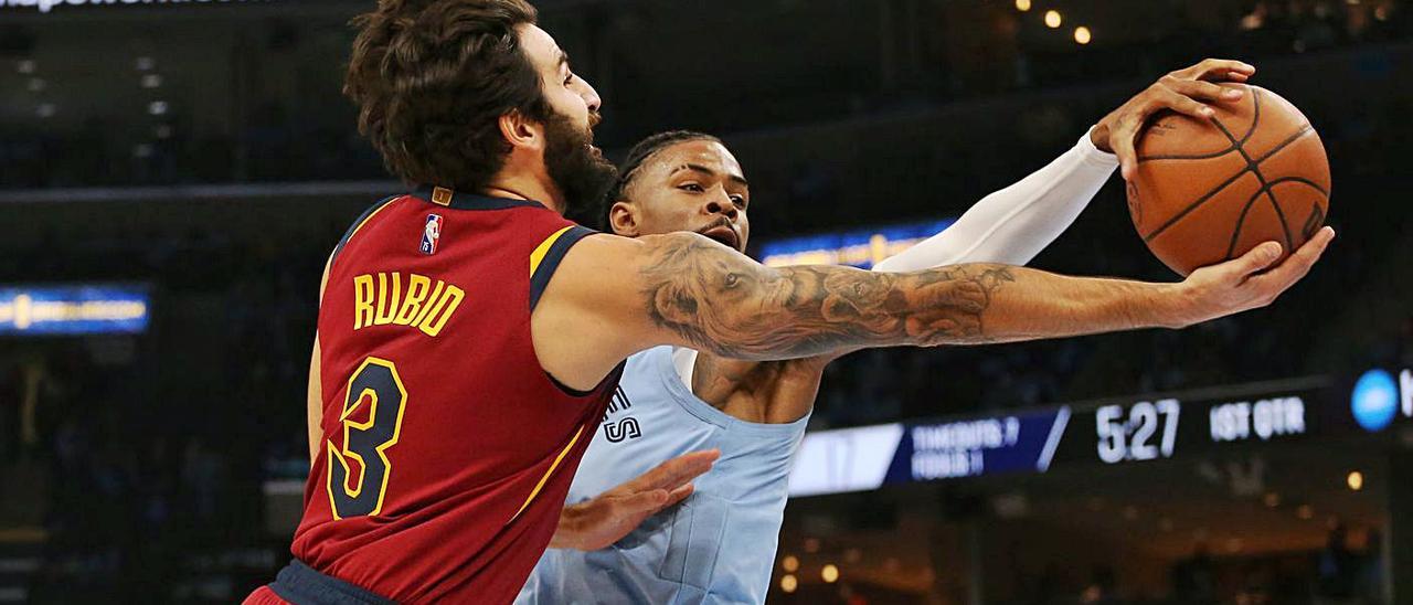 Ricky Rubio se lleva un tapón de un jugador de Memphis, que ganaron el partido ante los ‘Cavs’ con Aldama de suplente. | | EFE