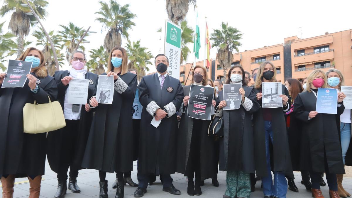 Letrados de la Administración de Justicia participantes en una concentración realizada ayer en Córdoba.