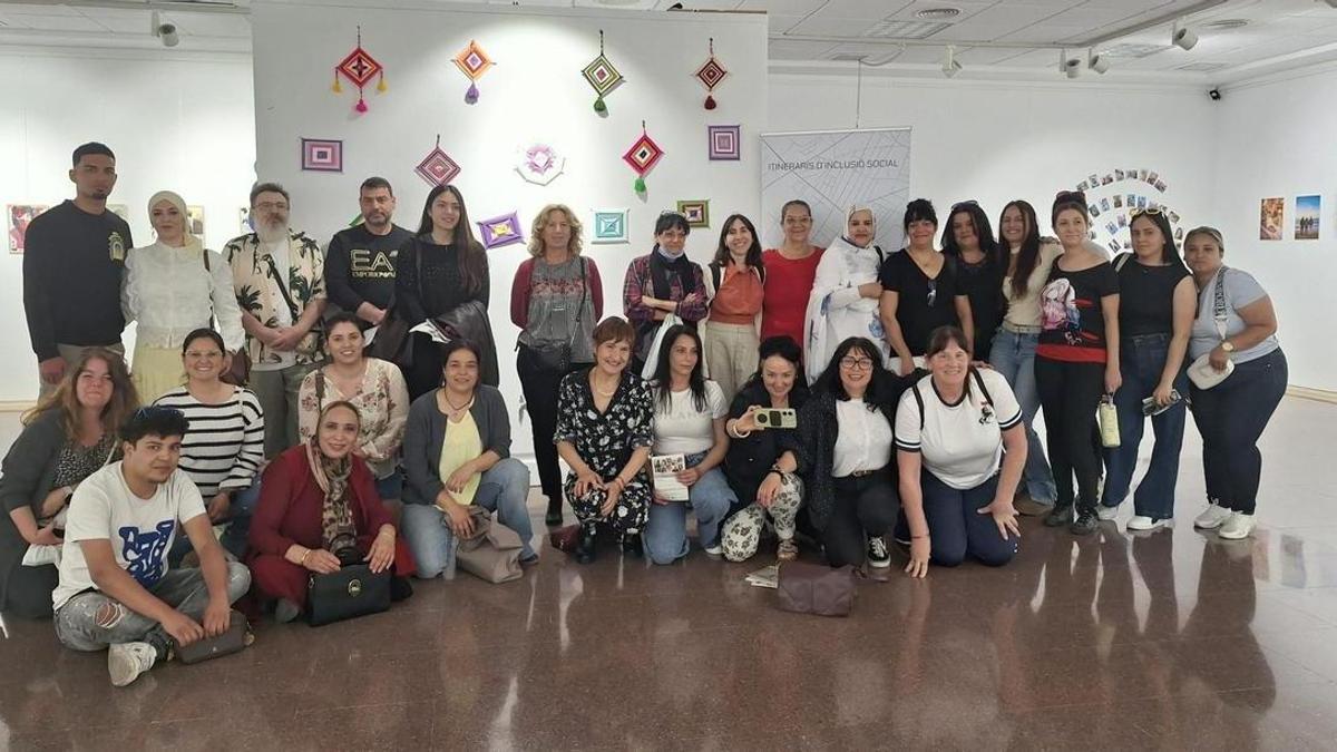 Participantes de los talleres en la exposición.