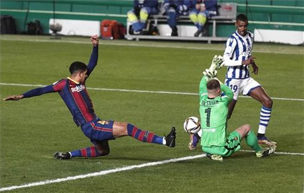 Ter Stegen sale a los pies de Isak, en el partido ante la Real Sociedad.