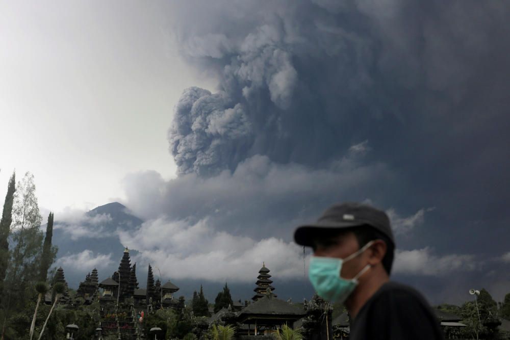 Más de 25.000 personas de Karangasem han sido evacuadas por la alerta de erupción, aunque el número llegó a alcanzar las 140.000 a finales de septiembre.