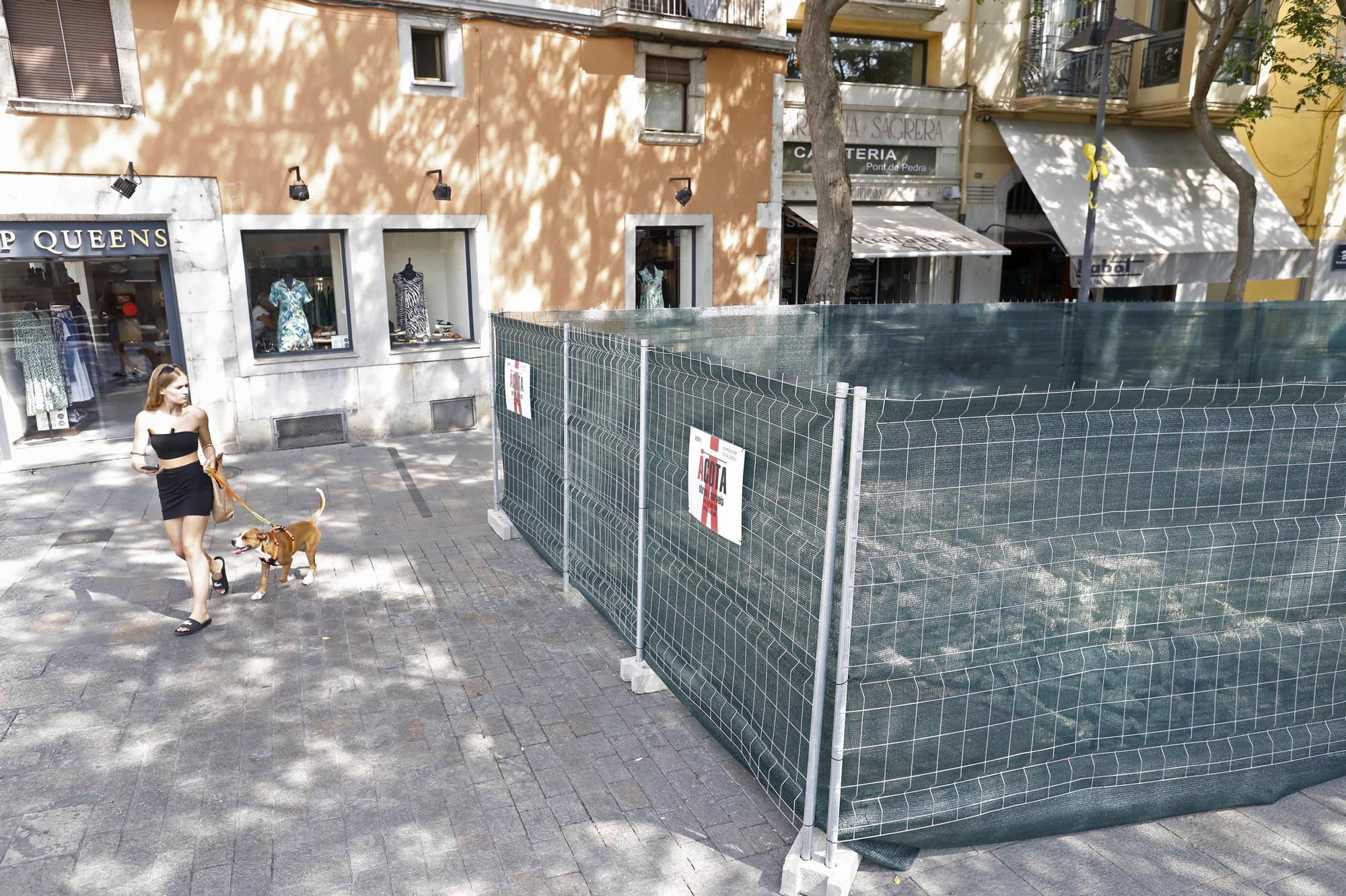 L’accés al Barri Vell des de la plaça Catalunya, tancat per obres