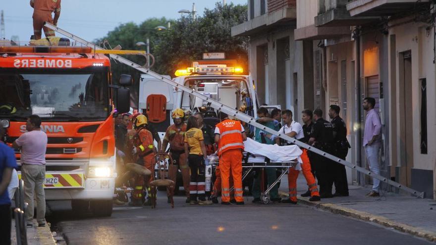 La mujer es rescatada por los bomberos, aunque murió poco después en el hospital.