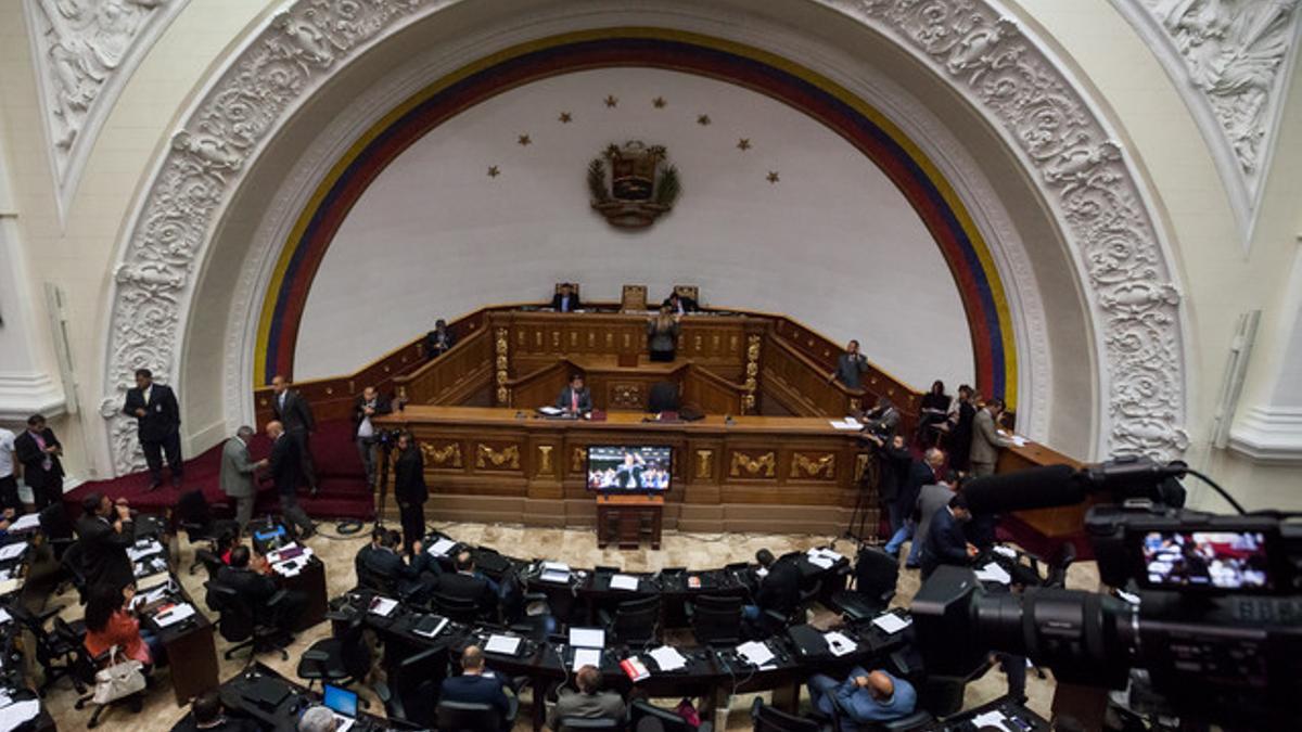 El hemiciclo de la Asamblea Nacional de Venezuela en la sesión que rechazó  el decreto de emergencia económica propuesto por el presidente Nicolás Maduro