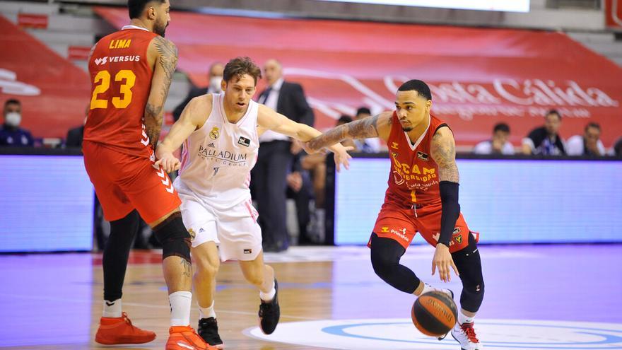 Davis y Causeur durante un UCAM Murcia - Real Madrid