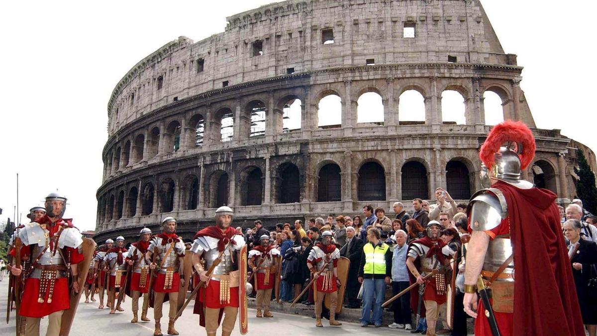 El Coliseo de Roma y una representación de guardias romanos de la época de Jesucristo
