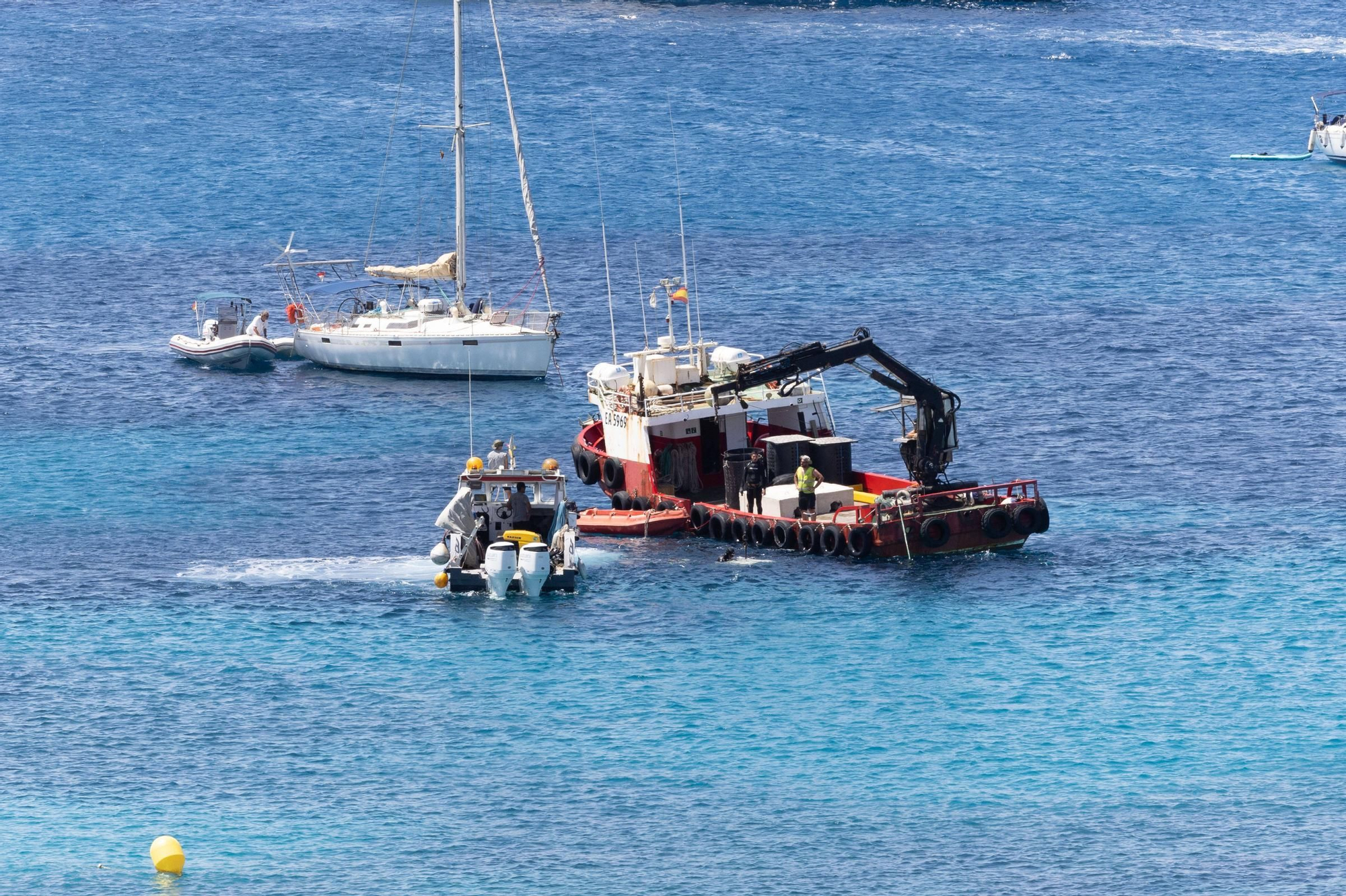 Aquí están todas las fotos de la instalación de bombas para evitar manchas de microalgas en Cala Tarida