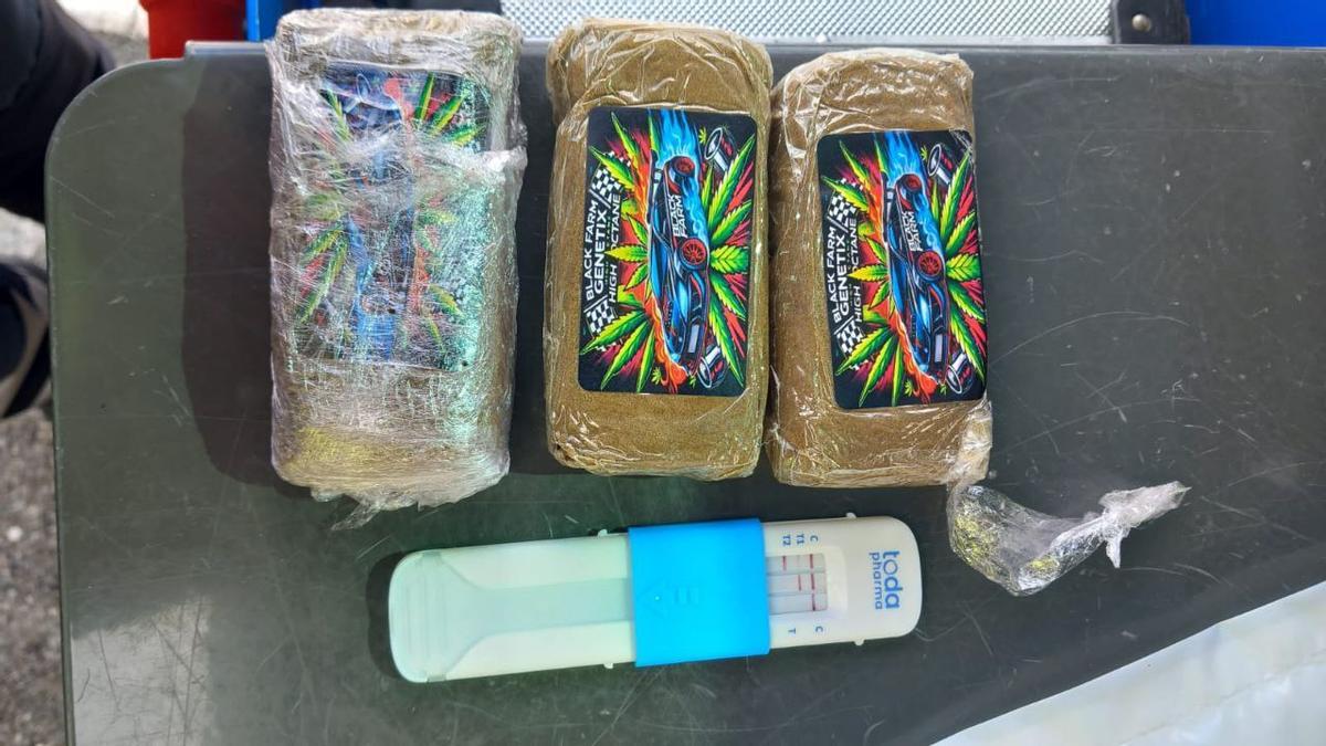 Els 300 grams de haixix que la dona de 73 anys detinguda a la C-55 portava al cotxe Els 300 grams de haixix que la dona de 73 anys detinguda a la C-55 portava al cotxe