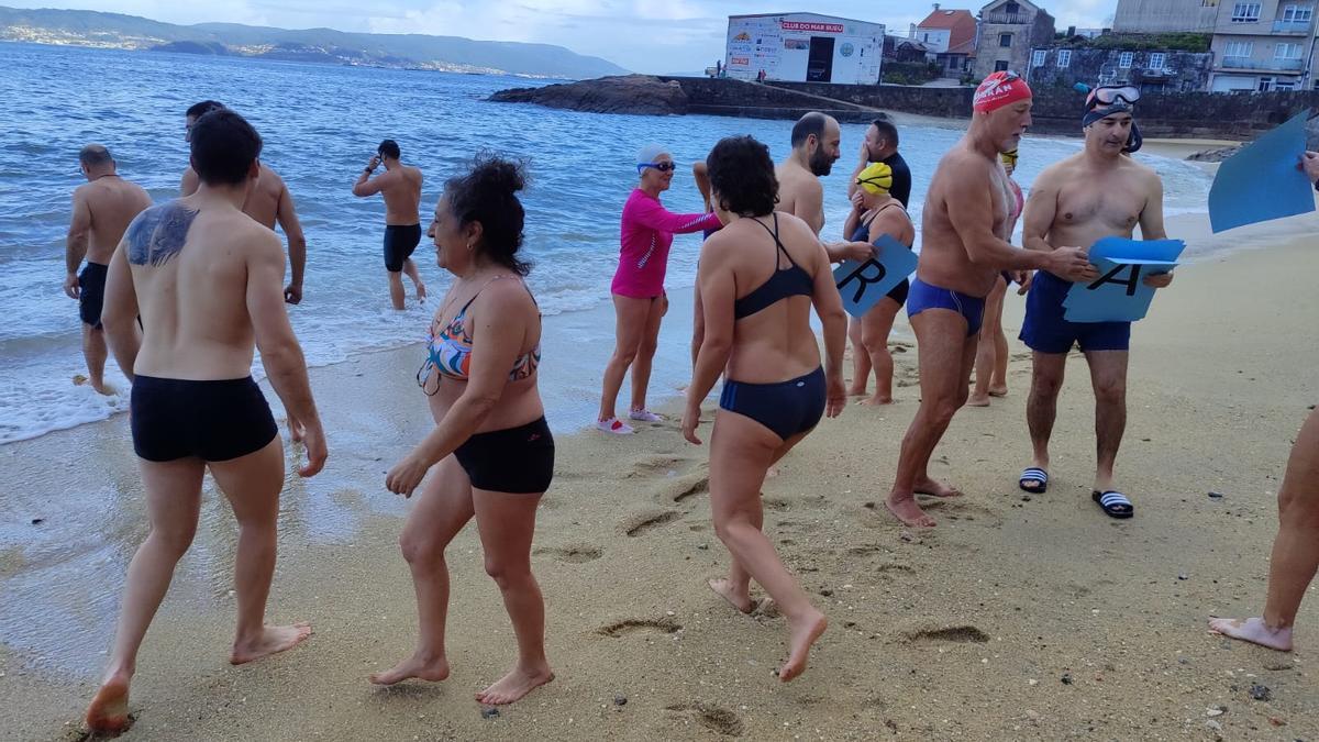 Un momento del baño reivindicativo por la regeneración de Pescadoira, en Bueu.