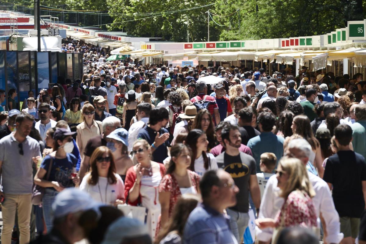 Masiva afluencia de público en la Feria del Libro de Madrid