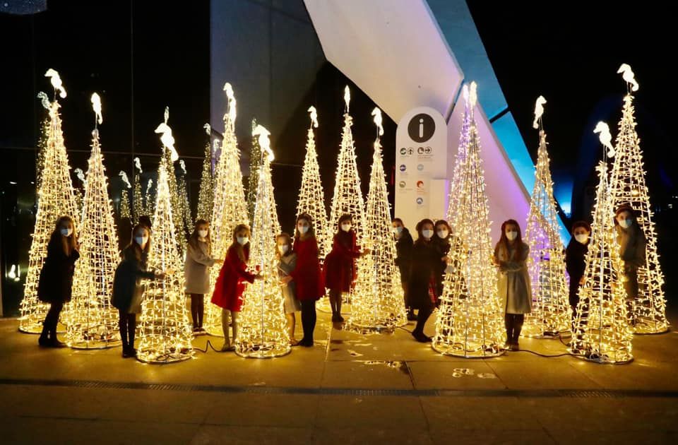 Nerea López y la corte infantil encienden la Navidad de l'Oceanogràfic