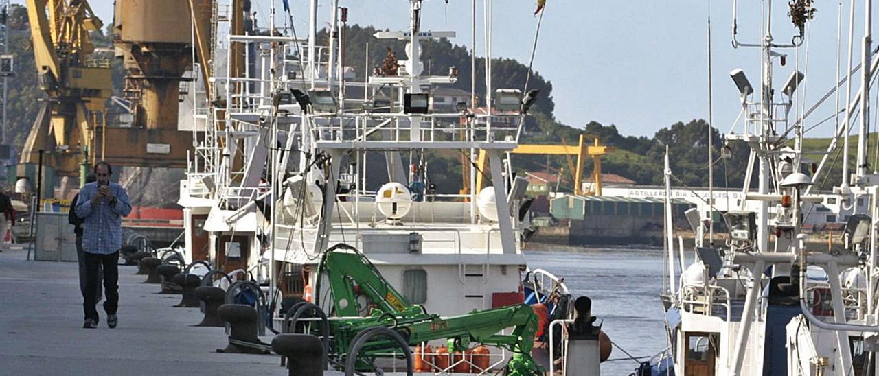 Barcos amarrados en el puerto de Avilés.