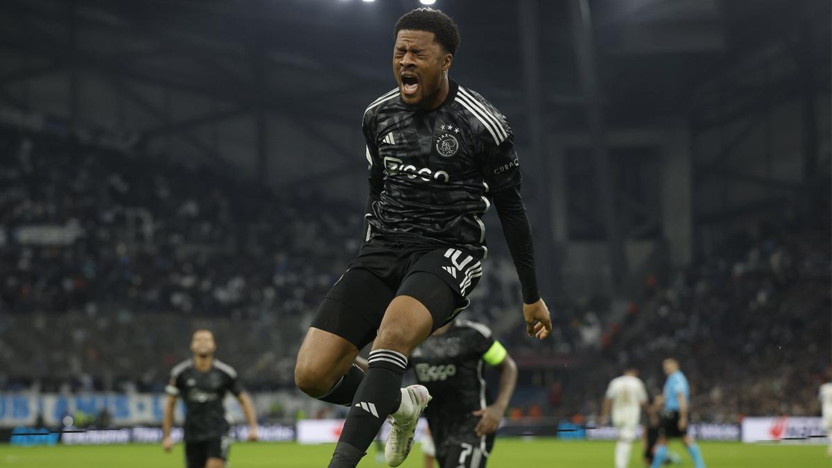 Akpom celebra su gol al Ajax
