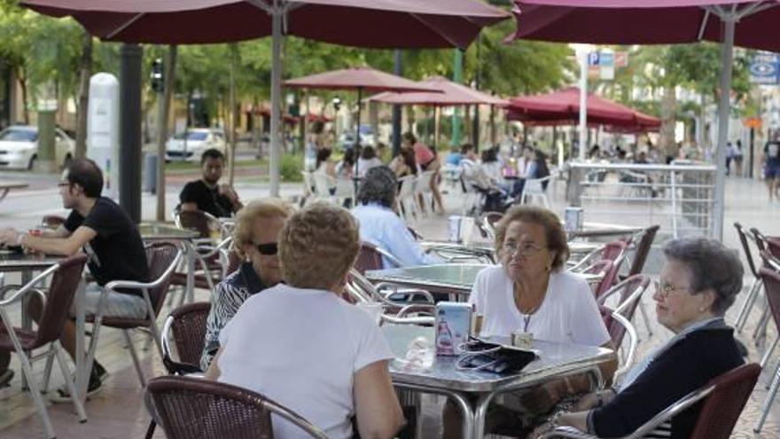 Castelló rebaja un 50 % la tasa de terrazas a más de 700 bares
