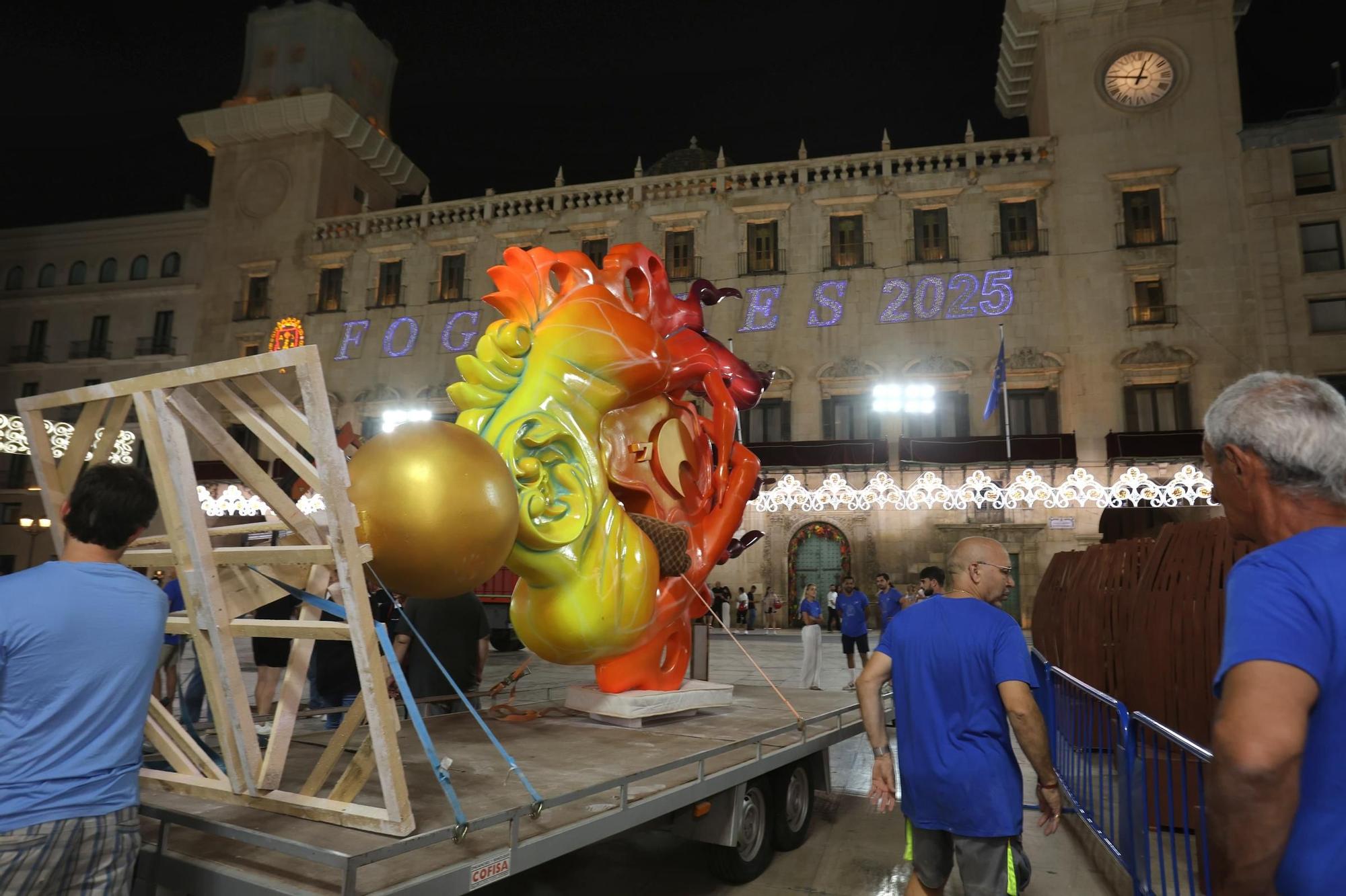 Las primeras piezas de la Hoguera Oficial 2025 llegan a la plaza del Ayuntamiento