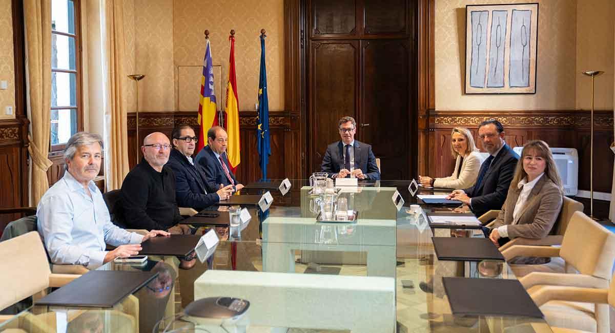 El vicepresidente Costa y los consellers Cabrer y Sáenz de San Pedro se han reunido con representantes de empresarios y sindicatos