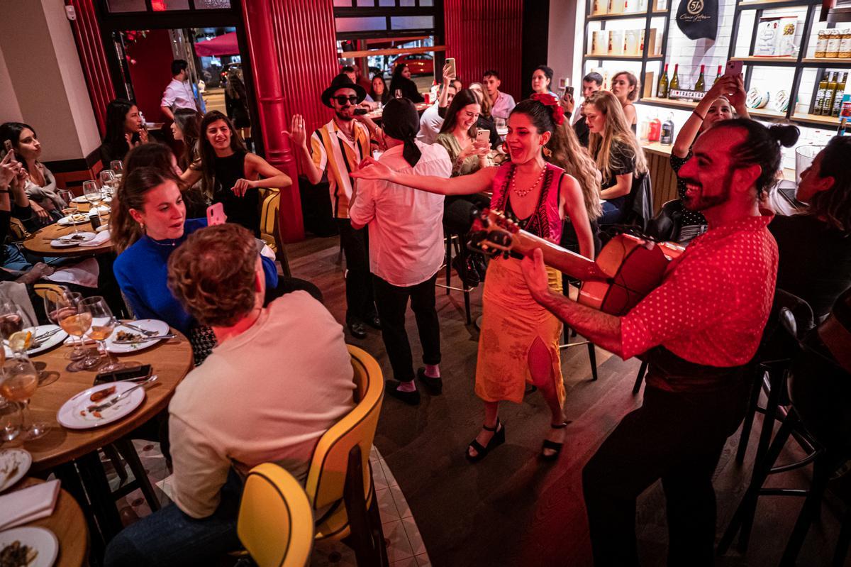 Ambiente rumbero en Tracatrá, junto a la plaza de Catalunya.