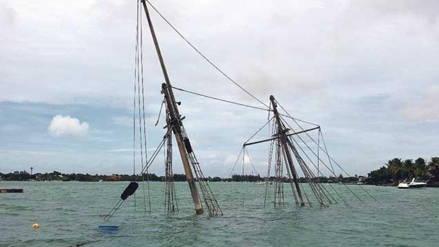 El Isla Mauritia ha quedado parcialmente hundido en aguas de Grand Baie, en Reunión y Mauricio.