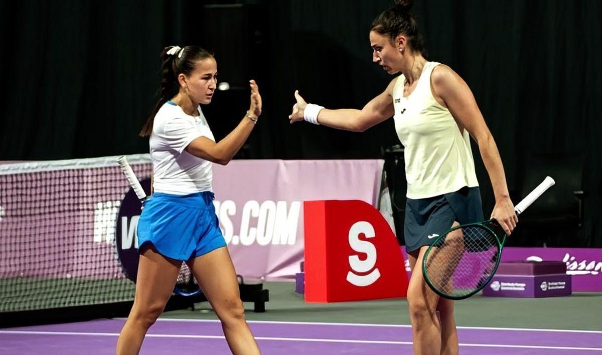 Kamilla Rakhimova (24 años) y Sara Sorribes Tormo, en la final del torneo de dobles WTA 250 de Cluj-Napoca, en Rumanía.