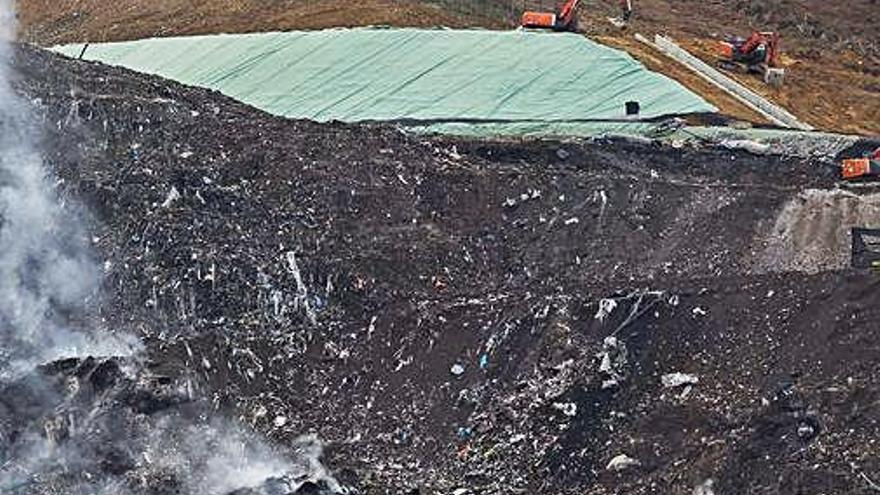 Els equips d&#039;extinció han aconseguit apagar l&#039;incendi a l&#039;abocador