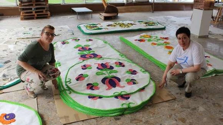 María José Fernández e Ino Díez con las alfombras preparadas.