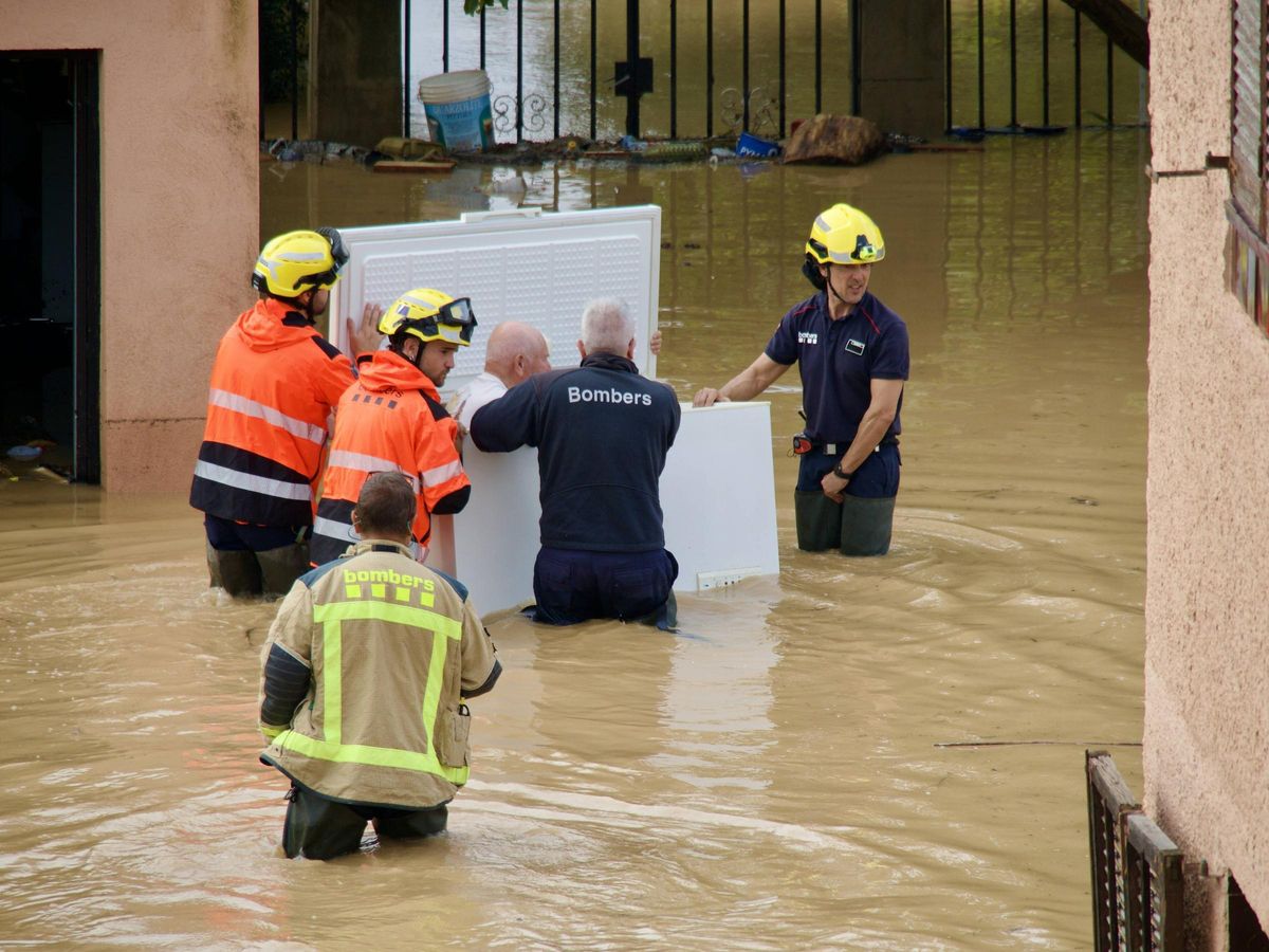 Los bomberos rescatan a un matrimonio de edad avanzada aislados por el agua en el Cami del Mig al lado de la C-12.