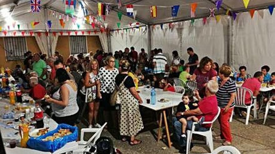 Una cena popular inaugura las fiestas en Abezames