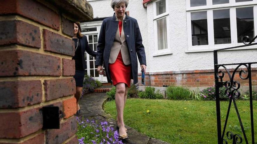 La primera ministra británica, Theresa May, haciendo campaña el fin de semana en Ealing (Londres).  // Reuters