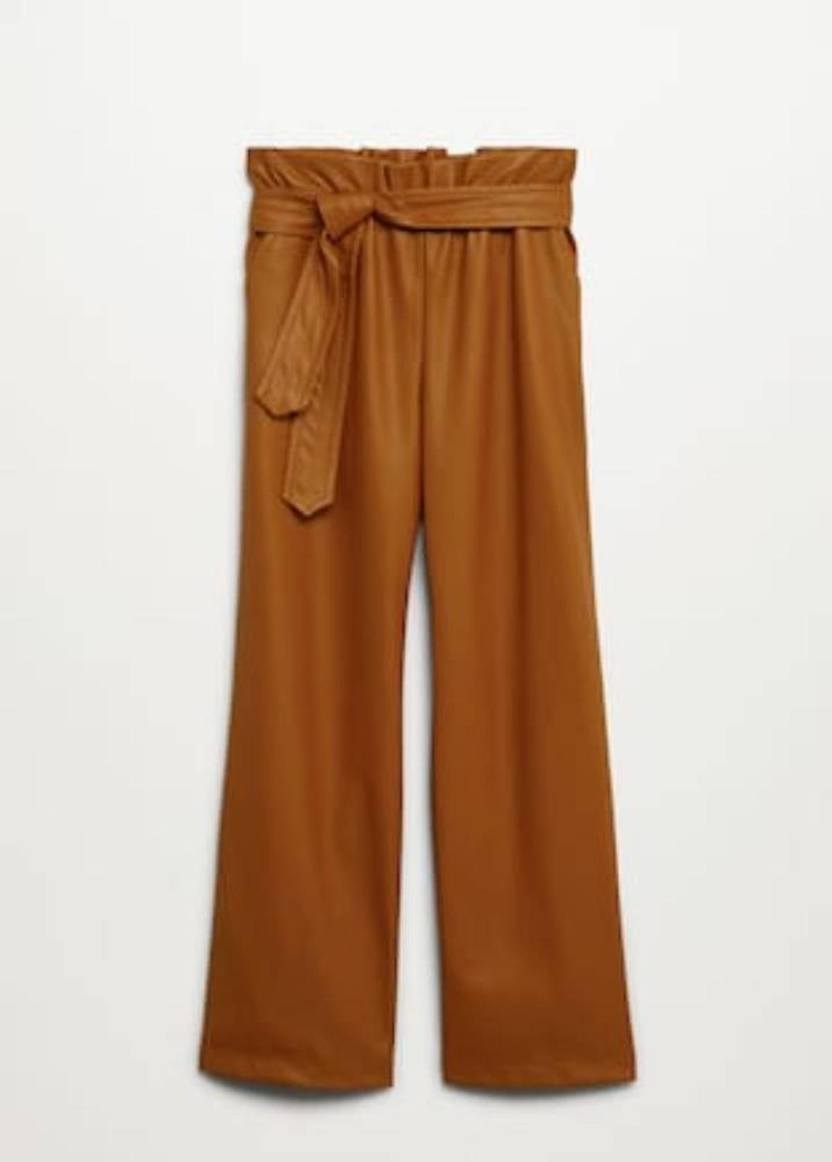 Pantalón efecto piel, de Mango (precio: 49,99 euros)