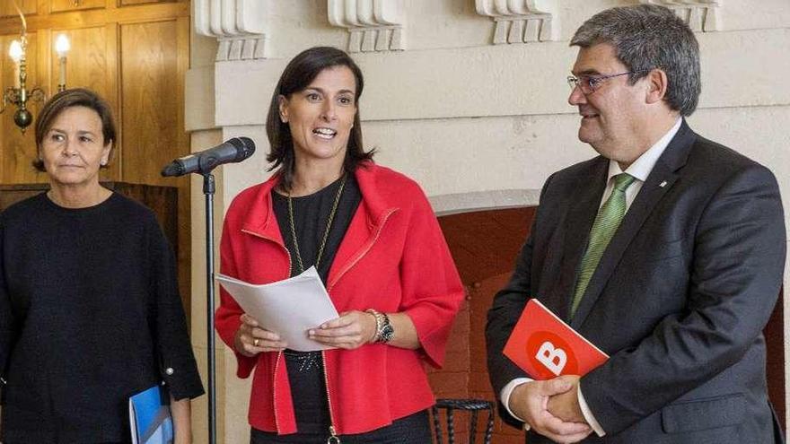 A la izquierda, Carmen Moriyón, junto a la alcaldesa de Santander, Gema Igual, y el alcalde de Bilbao, Juan Mari Aburto.